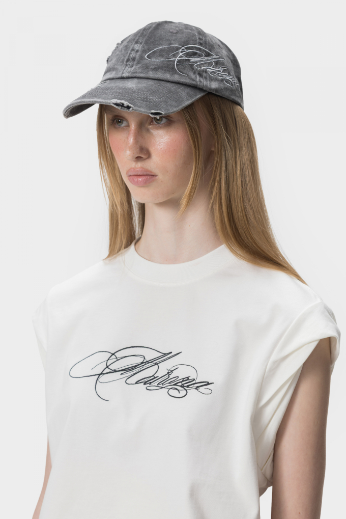 Рваная бейсболка с вышивкой 